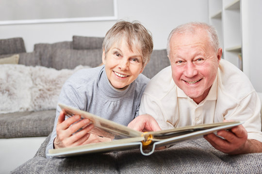 Glückliches Senioren Paar mit Fotoalbum