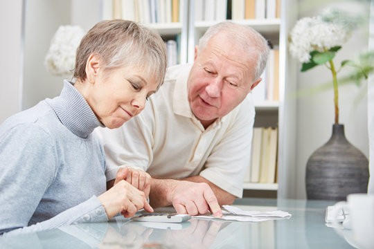 Senioren rechnen Kassenbuch aus