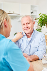 Fototapeta premium Pflegedienst Frau tröstet alten Mann