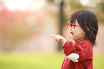 眼鏡をかける女の子
