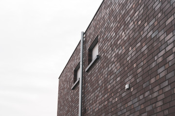 Fenster im Obergeschoss eines modernen Hauses