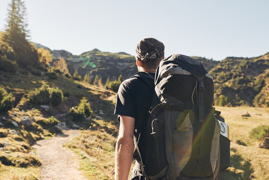 Mann Wanderer Mit Rucksack Von Hinten In Den Bergen Stock Photo Adobe Stock