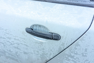 Zamarznięta klamka drzwi samochodu