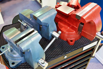 Mechanical vise for workbench