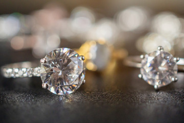 Fototapeta premium Jewelry diamond rings set on black background close up