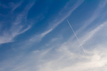 Fototapeta na wymiar 青い空と白い雲とひこうき雲