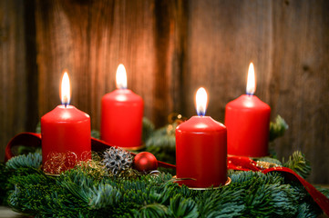 Weihnachten Adventskranz mit 4 brennenden Kerzen auf altem Holz