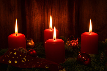 Weihnachten Adventskranz mit 4 brennenden Kerzen auf altem Holz