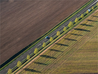 Obraz premium photo aérienne d'une route bordée d'arbres à l'automne à Soindres dans les Yvelines en France
