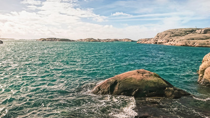 Schöne Steininseln mit schöner Natur an den Ufern der Nordsee, Schweden.