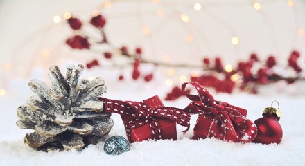 Zwei kleine Weihnachtsgeschenke im Schnee - Weihnachten Hintergrund Geschenke rot