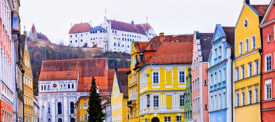 Fototapeta premium Piękne miejsca Niemiec - miasto Landshut w Bawarii. Widok z tradycyjnymi domami i zamkiem Trausnitz