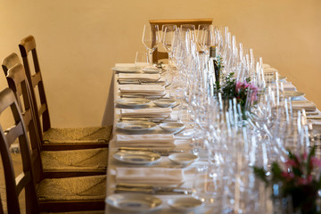 EMPTY GLASSES ROW RESTAURANT TABLE