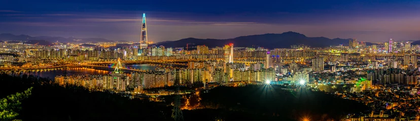 Fotobehang Panoramisch nachtzicht op de prachtige stad Seoul, gezien vanaf de berg © SiHo