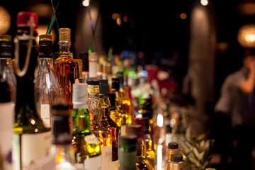 Fotobehang Flessen sterke drank en sterke drank aan de bar © Семен Саливанчук