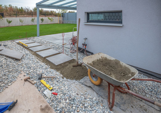 Trittplatten in Kiesfl&auml;che verlegen