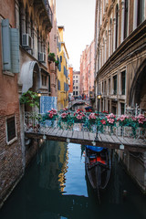 kleine Holzbrücke in Venedig, Italien