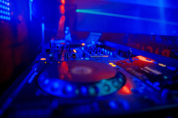 Obraz na płótnie Canvas Dj mixes the track in the nightclub at party