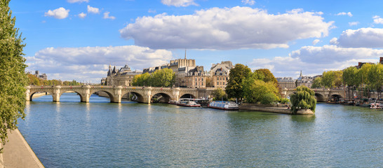 Fototapeta premium The stone bridge of Pont Neuf in Paris, panoramic image