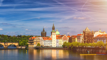 Obraz premium Widok z mostu Karola na muzeum Smetana na prawym brzegu Wełtawy na Starym Mieście w Pradze. Poświęcony jest życiu i twórczości słynnego czeskiego kompozytora Bedricha Smetany.