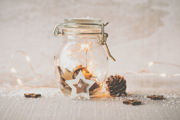Moderne schlichte helle Weihnachtsdekoration im Vintagestil