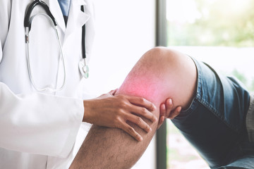 Naklejka premium Doctor checking patient with knees to determine the cause of illness