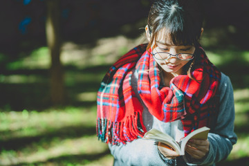 Fototapeta premium 読書をする女性