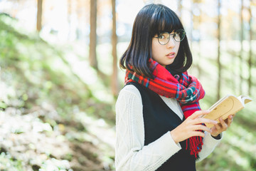 森で読書をする女性
