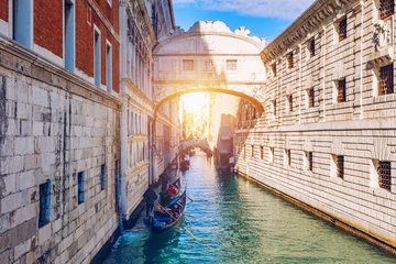 Photo sur Plexiglas Pont des Soupirs Vue sur le Pont des Soupirs (Ponte dei Sospiri) et le Canal Rio de Palazzo o de Canonica depuis la Riva degli Schiavoni à Venise, Italie. Le Ponte de la Canonica est visible en arrière-plan.