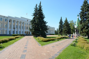 Fototapeta na wymiar NIZHNY NOVGOROD, RUSSIA - JULY 2, 2018: The territory of Nizhny Novgorod Kremlin in the city center