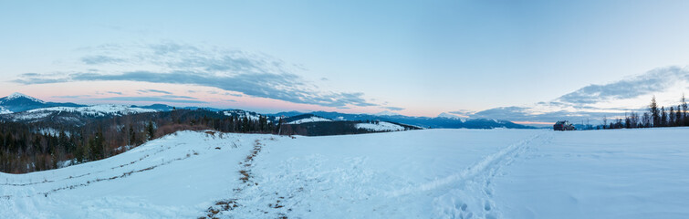 Fototapeta na wymiar Evening winter mountain ridge view