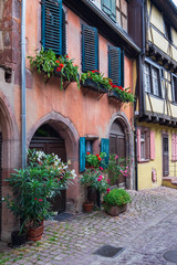 Fototapeta na wymiar Typische Hausfassaden in Riquewihr/Frankreich im Elsass