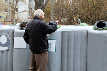 Rentner beim Pfandflaschen sammeln (Pensioner collecting deposit bottles to supplement income)