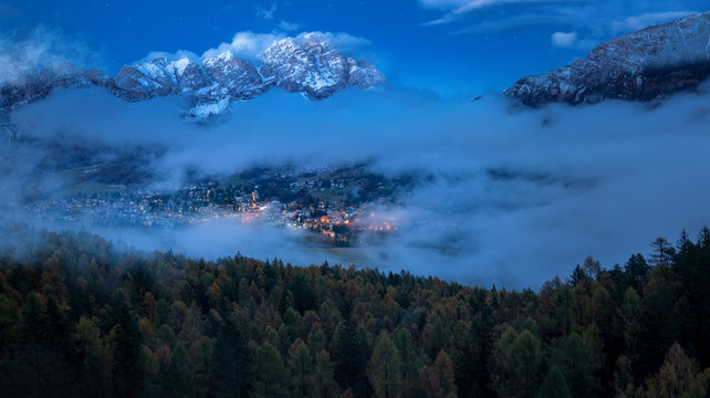 Nebel &uuml;ber dem Tal  am Stadt Cortina in Italien