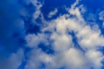 Obraz premium Clouds against blue sky as abstract background