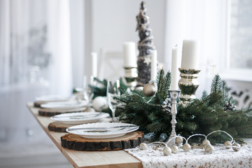 Stół podany na świąteczny obiad w salonie, widok z bliska - 236293022