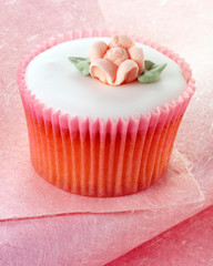 SINGLE PINK CUPCAKE