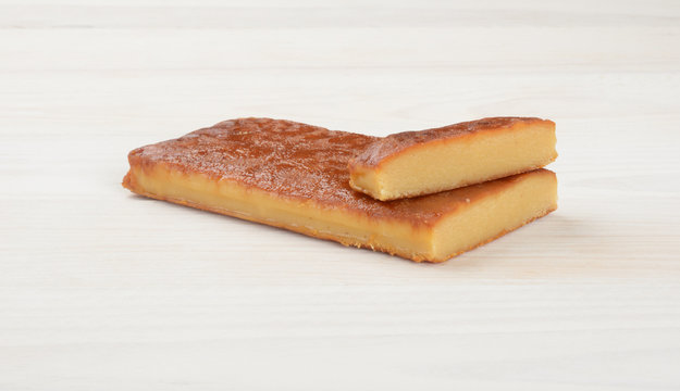 Turr&oacute;n de yema tostada en la mesa de madera blanca