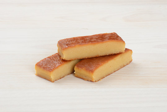 Turr&oacute;n de yema tostada en la mesa de madera blanca