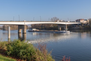 Obraz premium Barge under the bridge