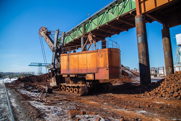 Obraz premium Underground gold iron ore mine shaft gallery excavating machine crawler power shovel