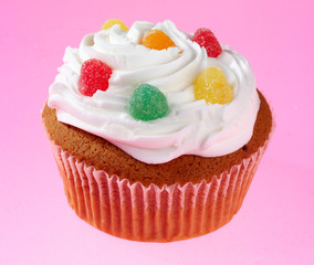 SINGLE FROSTED CUPCAKE DECORATED WITN CANDY PIECES