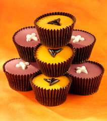 STACK OF HALLOWEEN CUPCAKES