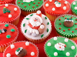 ICED CHRISTMAS CUPCAKES