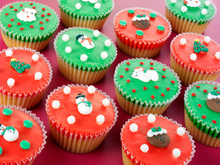 SELECTION OF CHRISTMAS CUPCAKES