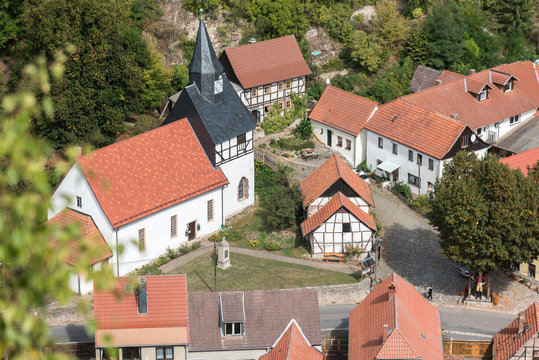 Blick von der Queste auf Questenberg mit der Dorfkirche
