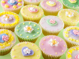ASSORTED PASTEL CUPCAKES