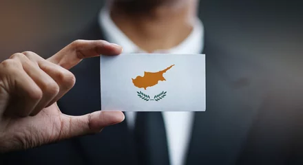 Gordijnen Zakenman met kaart van de vlag van Cyprus © natanaelginting