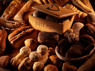 WOODEN BREAD BOX WITH BREAD SELECTION - obrazy, fototapety, plakaty