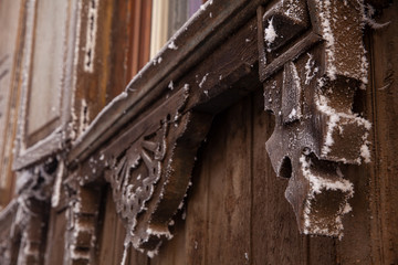 иней на деревянном наличнике , frost on a wooden plat